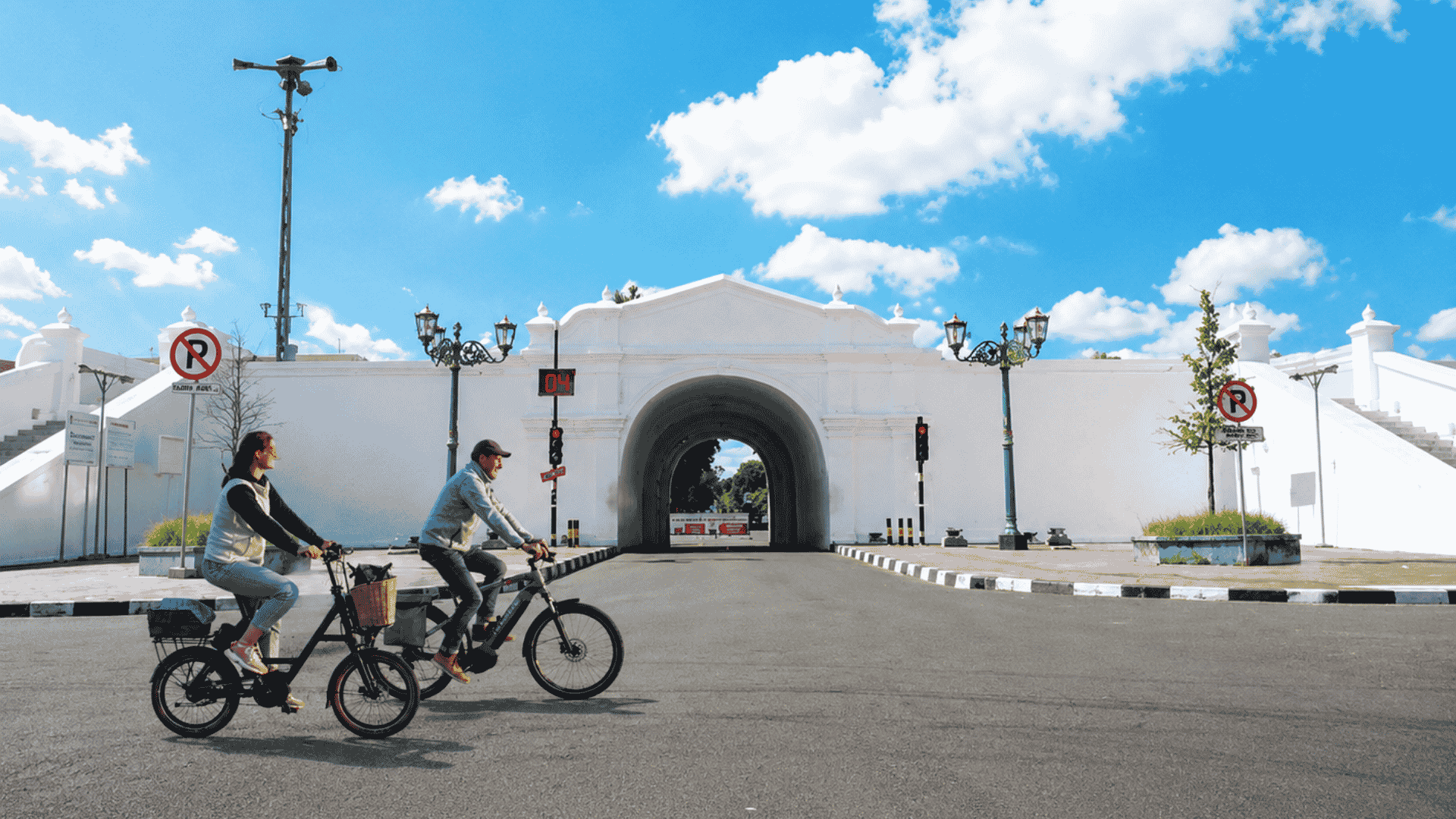 Exploring Jero Beteng by Bicycle and Walking